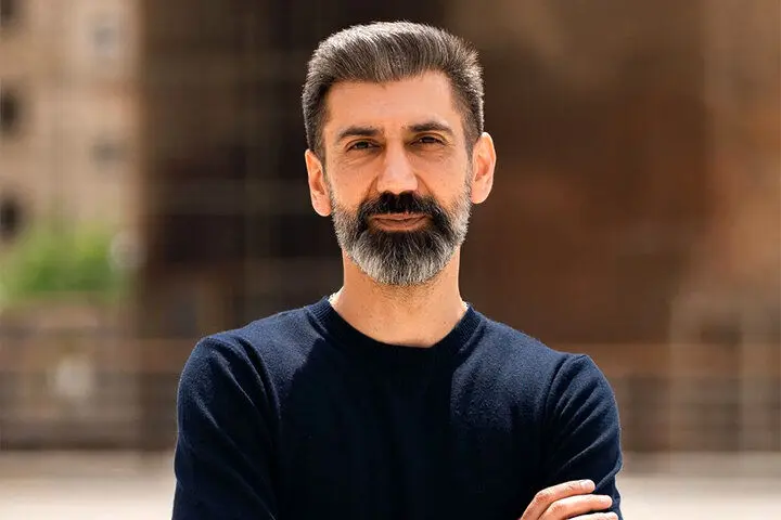 سینا رازانی در تئاتر کارگردانی می کند